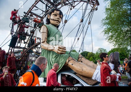 Leeuwarden, Niederlande, 18. August 2018. Der weltberühmte Herstellung von Royal de Luxe macht seine niederländische Premiere in der Europäischen Hauptstadt der Kultur. Diese gewaltigen Riesen die Straßen von Leeuwarden und ein unvergessliches Erlebnis mit ihren "grossen Skate im Eis" zeigen. Royal de Luxe ist eine außergewöhnliche Street Theatre Company. 20 Personen werden benötigt, um Ihren Zug zu machen und sie ist Quelle: Ricardo Hernandez/Alamy leben Nachrichten Stockfoto