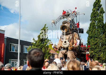 Leeuwarden, Niederlande, 18. August 2018. Der weltberühmte Herstellung von Royal de Luxe macht seine niederländische Premiere in der Europäischen Hauptstadt der Kultur. Diese gewaltigen Riesen die Straßen von Leeuwarden und ein unvergessliches Erlebnis mit ihren "grossen Skate im Eis" zeigen. Royal de Luxe ist eine außergewöhnliche Street Theatre Company. 20 Personen werden benötigt, um Ihren Zug zu machen und sie ist Quelle: Ricardo Hernandez/Alamy leben Nachrichten Stockfoto