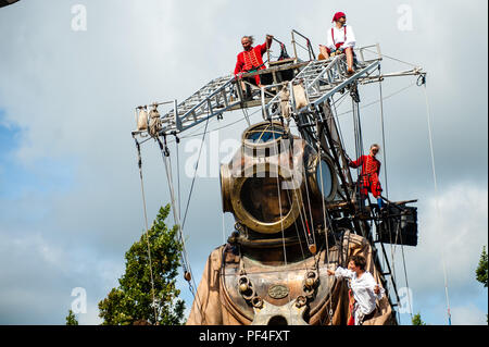 Leeuwarden, Niederlande, 18. August 2018. Der weltberühmte Herstellung von Royal de Luxe macht seine niederländische Premiere in der Europäischen Hauptstadt der Kultur. Diese gewaltigen Riesen die Straßen von Leeuwarden und ein unvergessliches Erlebnis mit ihren "grossen Skate im Eis" zeigen. Royal de Luxe ist eine außergewöhnliche Street Theatre Company. 20 Personen werden benötigt, um Ihren Zug zu machen und sie ist Quelle: Ricardo Hernandez/Alamy leben Nachrichten Stockfoto