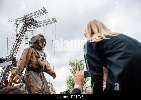 Leeuwarden, Niederlande, 18. August 2018. Der weltberühmte Herstellung von Royal de Luxe macht seine niederländische Premiere in der Europäischen Hauptstadt der Kultur. Diese gewaltigen Riesen die Straßen von Leeuwarden und ein unvergessliches Erlebnis mit ihren "grossen Skate im Eis" zeigen. Royal de Luxe ist eine außergewöhnliche Street Theatre Company. 20 Personen werden benötigt, um Ihren Zug zu machen und sie ist Quelle: Ricardo Hernandez/Alamy leben Nachrichten Stockfoto