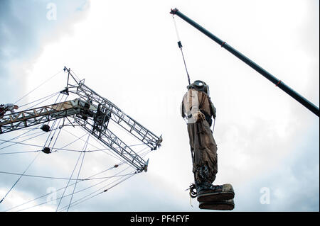 Leeuwarden, Niederlande, 18. August 2018. Der weltberühmte Herstellung von Royal de Luxe macht seine niederländische Premiere in der Europäischen Hauptstadt der Kultur. Diese gewaltigen Riesen die Straßen von Leeuwarden und ein unvergessliches Erlebnis mit ihren "grossen Skate im Eis" zeigen. Royal de Luxe ist eine außergewöhnliche Street Theatre Company. 20 Personen werden benötigt, um Ihren Zug zu machen und sie ist Quelle: Ricardo Hernandez/Alamy leben Nachrichten Stockfoto