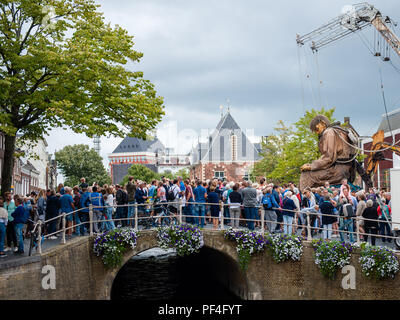 Leeuwarden, Niederlande, 18. August 2018. Der weltberühmte Herstellung von Royal de Luxe macht seine niederländische Premiere in der Europäischen Hauptstadt der Kultur. Diese gewaltigen Riesen die Straßen von Leeuwarden und ein unvergessliches Erlebnis mit ihren "grossen Skate im Eis" zeigen. Royal de Luxe ist eine außergewöhnliche Street Theatre Company. 20 Personen werden benötigt, um Ihren Zug zu machen und sie ist Quelle: Ricardo Hernandez/Alamy leben Nachrichten Stockfoto