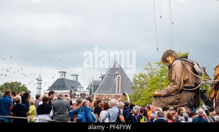 Leeuwarden, Niederlande, 18. August 2018. Der weltberühmte Herstellung von Royal de Luxe macht seine niederländische Premiere in der Europäischen Hauptstadt der Kultur. Diese gewaltigen Riesen die Straßen von Leeuwarden und ein unvergessliches Erlebnis mit ihren "grossen Skate im Eis" zeigen. Royal de Luxe ist eine außergewöhnliche Street Theatre Company. 20 Personen werden benötigt, um Ihren Zug zu machen und sie ist Quelle: Ricardo Hernandez/Alamy leben Nachrichten Stockfoto