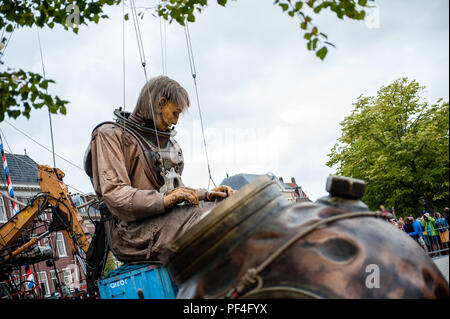 Leeuwarden, Niederlande, 18. August 2018. Der weltberühmte Herstellung von Royal de Luxe macht seine niederländische Premiere in der Europäischen Hauptstadt der Kultur. Diese gewaltigen Riesen die Straßen von Leeuwarden und ein unvergessliches Erlebnis mit ihren "grossen Skate im Eis" zeigen. Royal de Luxe ist eine außergewöhnliche Street Theatre Company. 20 Personen werden benötigt, um Ihren Zug zu machen und sie ist Quelle: Ricardo Hernandez/Alamy leben Nachrichten Stockfoto