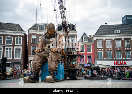 Leeuwarden, Niederlande, 18. August 2018. Der weltberühmte Herstellung von Royal de Luxe macht seine niederländische Premiere in der Europäischen Hauptstadt der Kultur. Diese gewaltigen Riesen die Straßen von Leeuwarden und ein unvergessliches Erlebnis mit ihren "grossen Skate im Eis" zeigen. Royal de Luxe ist eine außergewöhnliche Street Theatre Company. 20 Personen werden benötigt, um Ihren Zug zu machen und sie ist Quelle: Ricardo Hernandez/Alamy leben Nachrichten Stockfoto