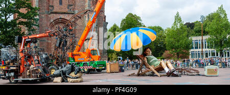 Leeuwarden, Niederlande, 18. August 2018. Der weltberühmte Herstellung von Royal de Luxe macht seine niederländische Premiere in der Europäischen Hauptstadt der Kultur. Diese gewaltigen Riesen die Straßen von Leeuwarden und ein unvergessliches Erlebnis mit ihren "grossen Skate im Eis" zeigen. Royal de Luxe ist eine außergewöhnliche Street Theatre Company. 20 Personen werden benötigt, um Ihren Zug zu machen und sie ist Quelle: Ricardo Hernandez/Alamy leben Nachrichten Stockfoto