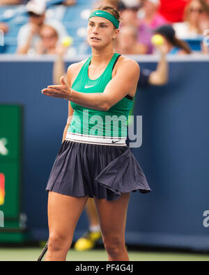 Ohio, USA. 18. August 2018. Aryna Sabalenka (BLR) reagiert auf einen Verlust von einem Punkt gegen Simona Halep (ROU) Am westlichen Süden öffnen, Mason, Ohio, USA. Brent Clark/Alamy leben Nachrichten Stockfoto