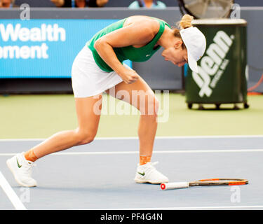 Ohio, USA. 18. August 2018. Simona Halep (ROU) feiert ihren Sieg gegen Aryna Sabalenka (BLR) Am westlichen Süden öffnen, Mason, Ohio, USA. Brent Clark/Alamy leben Nachrichten Stockfoto