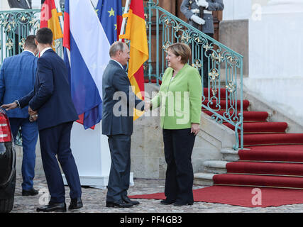 Meseberg, Deutschland. 18 Aug, 2018. Die deutsche Bundeskanzlerin Angela Merkel (1. R) schüttelt Hände mit dem Besuch des russischen Präsidenten Wladimir Putin im Schloss Meseberg nördlich von Berlin, Deutschland, am 12.08.18., 2018. Die deutsche Bundeskanzlerin Angela Merkel und der russische Präsident Wladimir Putin Gespräche im Norden von Berlin am Samstag, mit den Themen, die aus Syrien, Ukraine, Iran sowie der Nord Stream Gaspipeline Projekt 2. Credit: Shan Yuqi/Xinhua/Alamy leben Nachrichten Stockfoto