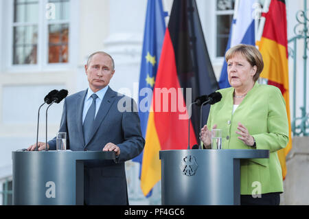 Meseberg, Deutschland. 18 Aug, 2018. Die deutsche Bundeskanzlerin Angela Merkel (R) und der Besuch des russischen Präsidenten Wladimir Putin eine gemeinsame Pressekonferenz im Schloss Meseberg nördlich von Berlin, Deutschland, am 12.08.18, 2018 teilnehmen. Die deutsche Bundeskanzlerin Angela Merkel und der russische Präsident Wladimir Putin Gespräche im Norden von Berlin am Samstag, mit den Themen, die aus Syrien, Ukraine, Iran sowie der Nord Stream Gaspipeline Projekt 2. Credit: Shan Yuqi/Xinhua/Alamy leben Nachrichten Stockfoto