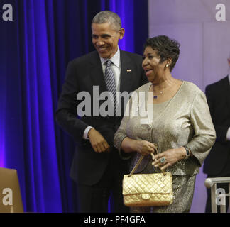 Washington, District of Columbia, USA. 27 Feb, 2015. Us-PRÄSIDENT BARACK OBAMA begrüßt, Aretha Franklin, als Sie auf das Porträt enthüllungsfeier für ausgehende US Attorney General Halter zu singen im Ministerium der Justiz ankommt. Quelle: Chris Kleponis/CNP/ZUMA Draht/Alamy leben Nachrichten Stockfoto