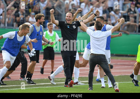 Ulm, Deutschland. 18 Aug, 2018. Die endgültigen Jubel Holger Bachthaler, Coach (SSV Ulm, Mitte), Jubel, Freude, Begeisterung, Runde 1 DFB Pokal SSV Ulm 1846 (UL) - Eintracht Frankfurt (F) 2-1, an der Donau Stadion in Ulm am 18.08.2018, DFL-BESTIMMUNGEN VERBIETEN DIE VERWENDUNG DER FOTOGRAFIE ALS BILD-SEQUENZEN UND/ODER QUASI-VIDEO. | Verwendung der weltweiten Kredit: dpa/Alamy leben Nachrichten Stockfoto