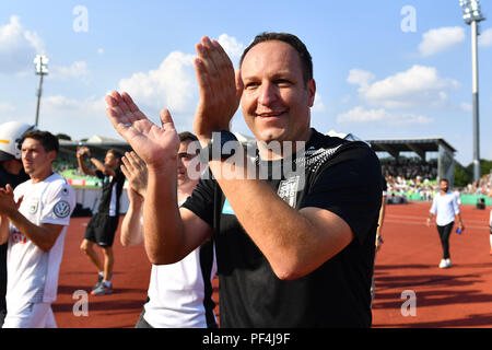 Ulm, Deutschland. 18 Aug, 2018. Die endgültigen Jubel Holger Bachthaler, Coach (SSV Ulm) Nach dem Ende des Spiels, Jubel, Freude, Begeisterung, Runde 1 DFB Pokal SSV Ulm 1846 (UL) - Eintracht Frankfurt (F) 2-1, an der Donau Stadion in Ulm am 18.08.2018, DFL-BESTIMMUNGEN VERBIETEN DIE VERWENDUNG DER FOTOGRAFIE ALS BILD-SEQUENZEN UND/ODER QUASI-VIDEO. | Verwendung der weltweiten Kredit: dpa/Alamy leben Nachrichten Stockfoto