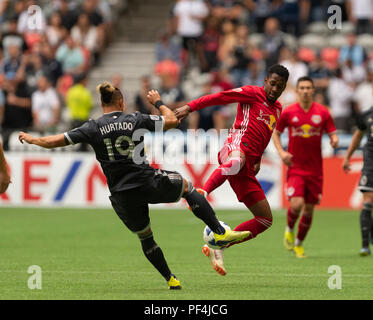 Vancouver, Kanada. 18. August 2018. Michael Murillo (62) von New York Red Bulls, und Erik Hurtado (19) von Vancouver Whitecaps, Kampf um den Ball. Vancouver Whitecaps New York Red Bulls vs, BC Place Stadium. © Gerry Rousseau/Alamy leben Nachrichten Stockfoto