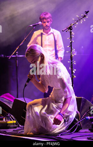 PHOEBE BRIDGERS, YOUNG, 2018 KONZERT: A Young Phoebe Bridgers spielt die Tiny Wall Garden Stage am zweiten Tag des Green man Musikfestivals in Glanusk Park, Brecon, Wales, Großbritannien am 18. August 2018. Foto: Rob Watkins. INFO: Phoebe Bridgers, eine amerikanische Singer-Songwriterin, besticht mit ihren introspektiven Texten und ihren ätherischen Gesängen. Ihre Alben „Stranger in the Alps“ und „Punisher“ zeigen ihre rohen Emotionen und Geschichtenerzählfähigkeiten und festigen sie als führende Figur in der Indie-Folk- und alternativen Musik. Stockfoto