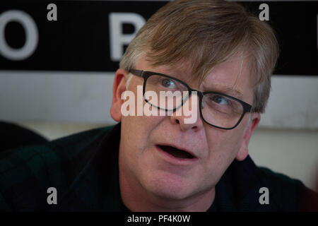 Glanusk Park, Brecon, Wales, 18. August 2018. Tag Zwei der Grüne Mann Musik Festival in die Brecon Beacons Berge in Wales. Im Bild: Norman Blake von Teenage Fanclub in der Unterzeichnung Zelt. Bild: Rob Watkins/Alamy leben Nachrichten Stockfoto