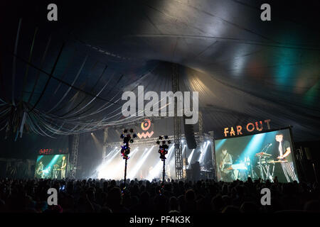 Glanusk Park, Brecon, Wales, 18. August 2018. Tag 2 des Green man Musikfestivals in den Brecon Beacons Mountains in Wales. Im Bild: Ein Weitblick mit der Menge der Band Teleman, die die Far Out Stage spielt. Quelle: Rob Watkins/Alamy Live News Stockfoto