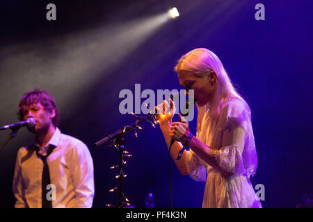 PHOEBE BRIDGERS, YOUNG, 2018 KONZERT: A Young Phoebe Bridgers spielt die Tiny Wall Garden Stage am zweiten Tag des Green man Musikfestivals in Glanusk Park, Brecon, Wales, Großbritannien am 18. August 2018. Foto: Rob Watkins. INFO: Phoebe Bridgers, eine amerikanische Singer-Songwriterin, besticht mit ihren introspektiven Texten und ihren ätherischen Gesängen. Ihre Alben „Stranger in the Alps“ und „Punisher“ zeigen ihre rohen Emotionen und Geschichtenerzählfähigkeiten und festigen sie als führende Figur in der Indie-Folk- und alternativen Musik. Stockfoto