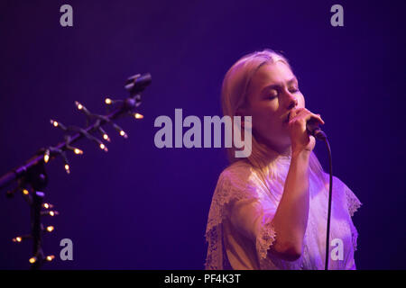 PHOEBE BRIDGERS, YOUNG, 2018 KONZERT: A Young Phoebe Bridgers spielt die Tiny Wall Garden Stage am zweiten Tag des Green man Musikfestivals in Glanusk Park, Brecon, Wales, Großbritannien am 18. August 2018. Foto: Rob Watkins. INFO: Phoebe Bridgers, eine amerikanische Singer-Songwriterin, besticht mit ihren introspektiven Texten und ihren ätherischen Gesängen. Ihre Alben „Stranger in the Alps“ und „Punisher“ zeigen ihre rohen Emotionen und Geschichtenerzählfähigkeiten und festigen sie als führende Figur in der Indie-Folk- und alternativen Musik. Stockfoto