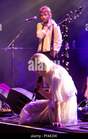 PHOEBE BRIDGERS, YOUNG, 2018 KONZERT: A Young Phoebe Bridgers spielt die Tiny Wall Garden Stage am zweiten Tag des Green man Musikfestivals in Glanusk Park, Brecon, Wales, Großbritannien am 18. August 2018. Foto: Rob Watkins. INFO: Phoebe Bridgers, eine amerikanische Singer-Songwriterin, besticht mit ihren introspektiven Texten und ihren ätherischen Gesängen. Ihre Alben „Stranger in the Alps“ und „Punisher“ zeigen ihre rohen Emotionen und Geschichtenerzählfähigkeiten und festigen sie als führende Figur in der Indie-Folk- und alternativen Musik. Stockfoto