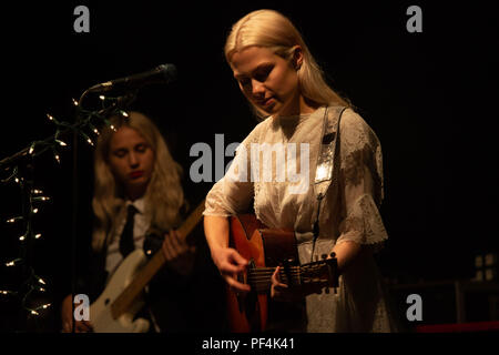 PHOEBE BRIDGERS, YOUNG, 2018 KONZERT: A Young Phoebe Bridgers spielt die Tiny Wall Garden Stage am zweiten Tag des Green man Musikfestivals in Glanusk Park, Brecon, Wales, Großbritannien am 18. August 2018. Foto: Rob Watkins. INFO: Phoebe Bridgers, eine amerikanische Singer-Songwriterin, besticht mit ihren introspektiven Texten und ihren ätherischen Gesängen. Ihre Alben „Stranger in the Alps“ und „Punisher“ zeigen ihre rohen Emotionen und Geschichtenerzählfähigkeiten und festigen sie als führende Figur in der Indie-Folk- und alternativen Musik. Stockfoto