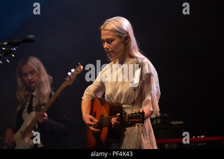 PHOEBE BRIDGERS, YOUNG, 2018 KONZERT: A Young Phoebe Bridgers spielt die Tiny Wall Garden Stage am zweiten Tag des Green man Musikfestivals in Glanusk Park, Brecon, Wales, Großbritannien am 18. August 2018. Foto: Rob Watkins. INFO: Phoebe Bridgers, eine amerikanische Singer-Songwriterin, besticht mit ihren introspektiven Texten und ihren ätherischen Gesängen. Ihre Alben „Stranger in the Alps“ und „Punisher“ zeigen ihre rohen Emotionen und Geschichtenerzählfähigkeiten und festigen sie als führende Figur in der Indie-Folk- und alternativen Musik. Stockfoto