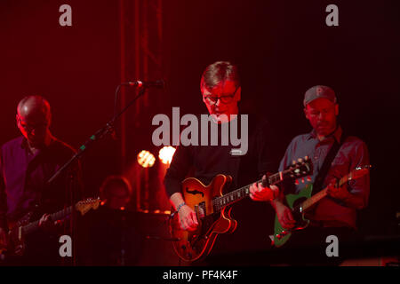 Glanusk Park, Brecon, Wales, 18. August 2018. Tag 2 des Green man Musikfestivals in den Brecon Beacons Mountains in Wales. Norman Blake von Indie Legenden Teenage Fanclub spielen die Far Out Stage. Quelle: Rob Watkins/Alamy Live News. INFO: Teenage Fanclub ist eine schottische Alternative Rock Band, die 1989 gegründet wurde und für ihre Jangly Gitarren, harmonischen Vocals und melodischen Power-Pop Sound bekannt ist. Ihre Musik verbindet Elemente des Indie-Rock und des klassischen Pop mit bemerkenswerten Alben wie Bandwagonesque und Songs aus dem Norden Großbritanniens. Stockfoto