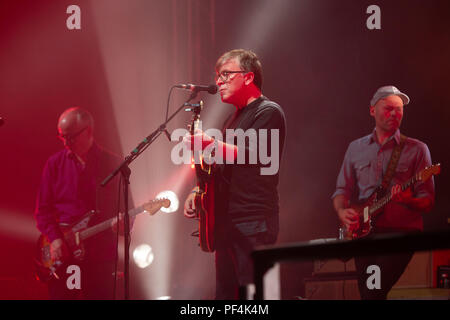 Glanusk Park, Brecon, Wales, 18. August 2018. Tag 2 des Green man Musikfestivals in den Brecon Beacons Mountains in Wales. Norman Blake von Indie Legenden Teenage Fanclub spielen die Far Out Stage. Quelle: Rob Watkins/Alamy Live News. INFO: Teenage Fanclub ist eine schottische Alternative Rock Band, die 1989 gegründet wurde und für ihre Jangly Gitarren, harmonischen Vocals und melodischen Power-Pop Sound bekannt ist. Ihre Musik verbindet Elemente des Indie-Rock und des klassischen Pop mit bemerkenswerten Alben wie Bandwagonesque und Songs aus dem Norden Großbritanniens. Stockfoto