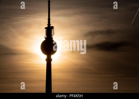 Berlin, Deutschland. 18 Aug, 2018. Der Abend scheint die Sonne hinter dem Berliner Fernsehturm. Credit: Christoph Soeder/dpa/Alamy leben Nachrichten Stockfoto