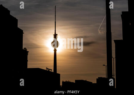 Berlin, Deutschland. 18 Aug, 2018. Der Abend scheint die Sonne hinter dem Berliner Fernsehturm. Credit: Christoph Soeder/dpa/Alamy leben Nachrichten Stockfoto