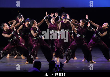 Yokohama, Japan. 17 Aug, 2018. Dance Team Mitglieder der Doshisha Kori High School von Osaka tanzen im Japan High School Tanz Meisterschaften durchführen 'Tanz Stadion' in Yokohama, Suburban Tokio am Freitag, 17. August 2018. Doshisha Kori gewann die große Klasse der Meisterschaften. Credit: Yoshio Tsunoda/LBA/Alamy leben Nachrichten Stockfoto