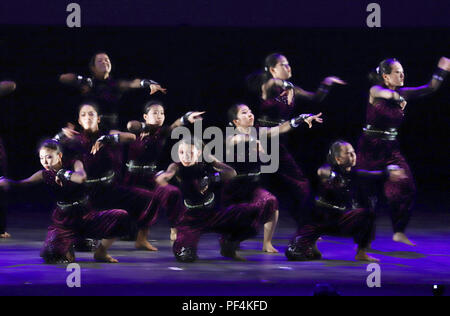 Yokohama, Japan. 17 Aug, 2018. Dance Team Mitglieder der Doshisha Kori High School von Osaka tanzen im Japan High School Tanz Meisterschaften durchführen 'Tanz Stadion' in Yokohama, Suburban Tokio am Freitag, 17. August 2018. Doshisha Kori gewann die große Klasse der Meisterschaften. Credit: Yoshio Tsunoda/LBA/Alamy leben Nachrichten Stockfoto