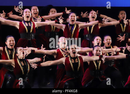 Yokohama, Japan. 17 Aug, 2018. Dance Team Mitglieder der Osaka Präfektur Kumeda High School tanzen im Japan High School Tanz Meisterschaften durchführen 'Tanz Stadion' in Yokohama, Suburban Tokio am Freitag, 17. August 2018. Kumeda beendete den Runner-up der Großen Klasse der Meisterschaften. Credit: Yoshio Tsunoda/LBA/Alamy leben Nachrichten Stockfoto