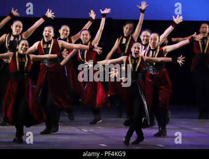 Yokohama, Japan. 17 Aug, 2018. Dance Team Mitglieder der Osaka Präfektur Kumeda High School tanzen im Japan High School Tanz Meisterschaften durchführen 'Tanz Stadion' in Yokohama, Suburban Tokio am Freitag, 17. August 2018. Kumeda beendete den Runner-up der Großen Klasse der Meisterschaften. Credit: Yoshio Tsunoda/LBA/Alamy leben Nachrichten Stockfoto