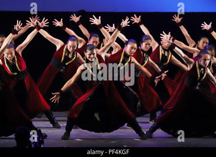 Yokohama, Japan. 17 Aug, 2018. Dance Team Mitglieder der Osaka Präfektur Kumeda High School tanzen im Japan High School Tanz Meisterschaften durchführen 'Tanz Stadion' in Yokohama, Suburban Tokio am Freitag, 17. August 2018. Kumeda beendete den Runner-up der Großen Klasse der Meisterschaften. Credit: Yoshio Tsunoda/LBA/Alamy leben Nachrichten Stockfoto