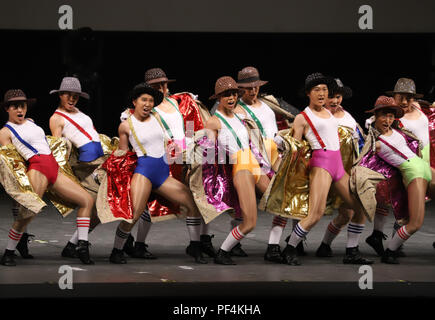 Yokohama, Japan. 17 Aug, 2018. Dance Team Mitglieder der Osaka Präfektur Tomioka High School tanzen im Japan High School Tanz Meisterschaften durchführen 'Tanz Stadion' in Yokohama, Suburban Tokio am Freitag, 17. August 2018. Tomioka beendete die acht Finalisten der Großen Klasse der Meisterschaften. Credit: Yoshio Tsunoda/LBA/Alamy leben Nachrichten Stockfoto