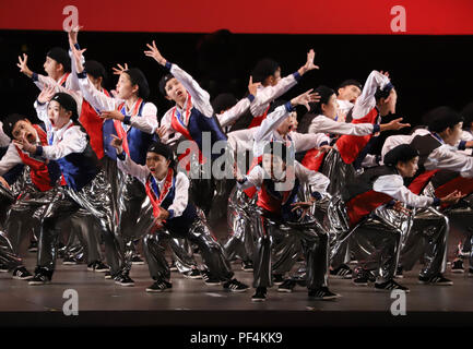 Yokohama, Japan. 17 Aug, 2018. Dance Team Mitglieder der prefectual Minoh Osaka High School tanzen im Japan High School Tanz Meisterschaften durchführen 'Tanz Stadion' in Yokohama, Suburban Tokio am Freitag, 17. August 2018. Minoh beendete die acht Finalisten der Großen Klasse der Meisterschaften. Credit: Yoshio Tsunoda/LBA/Alamy leben Nachrichten Stockfoto