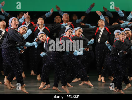 Yokohama, Japan. 17 Aug, 2018. Dance Team Mitglieder des Kyoto-protokolls prefectual Yamashiro High School tanzen im Japan High School Tanz Meisterschaften durchführen 'Tanz Stadion' in Yokohama, Suburban Tokio am Freitag, 17. August 2018. Yamashiro gewann den Sonderpreis der Großen Klasse der Meisterschaften. Credit: Yoshio Tsunoda/LBA/Alamy leben Nachrichten Stockfoto