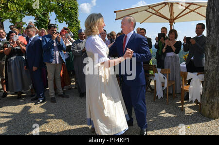 Gamlitz, Österreich. 18. August 2018. Der russische Präsident Wladimir Putin Tänze mit der Braut, der österreichischen Außenministerin Karin Kneissl während ihrer Hochzeit Geschäftsmann Wolfgang Meilinger August 18, 2018 in Gamlitz, Österreich. Putin besucht die Hochzeit auf einem Zwischenstopp auf dem Weg Bundeskanzlerin Angela Merkel außerhalb von Berlin zu treffen. Credit: Planetpix/Alamy leben Nachrichten Stockfoto