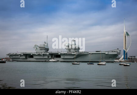 Portsmouth, Großbritannien. 18 Aug, 2018. Der Royal Navy neueste Flugzeugträger HMS Queen Elizabeth verlassen Portsmouth Naval Base. Sie ist in den USA für vier Monate von Studien, eine Reise, die die Einführung der F 35B Kampfflugzeuge zu Ihrem Deck zum ersten Mal sehen. Quelle: David Betteridge/Alamy leben Nachrichten Stockfoto