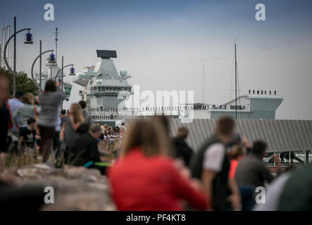 Portsmouth, Großbritannien. 18 Aug, 2018. Der Royal Navy neueste Flugzeugträger HMS Queen Elizabeth verlassen Portsmouth Naval Base. Sie ist in den USA für vier Monate von Studien, eine Reise, die die Einführung der F 35B Kampfflugzeuge zu Ihrem Deck zum ersten Mal sehen. Quelle: David Betteridge/Alamy leben Nachrichten Stockfoto