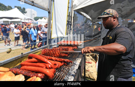 Los Angeles, USA. 18 Aug, 2018. Ein Mann bereitet Grill Fleisch für Kunden an der Long Beach BBQ Festival in Long Beach, Los Angeles County, USA, Nov. 18, 2018. Die dreitägige BBQ Festival begann am Freitag. Credit: Li Ying/Xinhua/Alamy leben Nachrichten Stockfoto