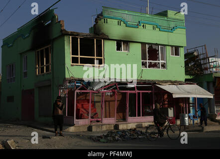 Ghazni. 19 Aug, 2018. Foto am 12.08.19, 2018 zeigt eine beschädigte Haus nach Taliban Angriff in Ghazni, Stadt, die Hauptstadt der Provinz Ghazni, Afghanistan. Der afghanische Präsident Ashraf Ghani besucht Ghazni Stadt, wo er die Zuweisung von bis zu 20 Mio. US-Dollar angewiesen, die Provinzverwaltung Einrichtungen zu rekonstruieren, die Afghanische Präsidentenpalast sagte Freitag. Credit: Sayed Mominzadah/Xinhua/Alamy leben Nachrichten Stockfoto