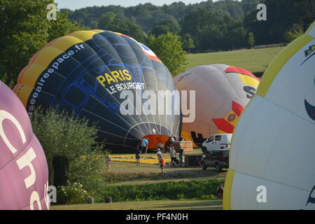 Maine-et-Loire, Frankreich. 18. August 2018. Hhotir Ballon Festiva, Brissac-Quince, Maine et Loire, Frankreich. 18.08.2018. 19:00 Uhr nehmen Sie Ballon Flug über das Schloss und darüber hinaus. Credit: Elaine Simmonds/Alamy leben Nachrichten Stockfoto