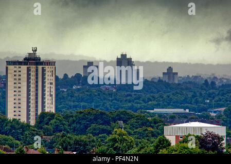 Glasgow, Schottland, Großbritannien. 19 August, 2018. UK Wetter: bedecktem Himmel als Sturm Ernesto ist über die Stadt als schwerer Regen und Nebel durch den Tag prognostiziert wird. Keine entfernte Skyline, Wahrzeichen der Stadt hinter der Vorstädtischen südlichen Pollokshaws hinter dem Grün der Pollok park mit den Vordergrund der scotstoun nördlich des Flusses Clyde mit seinen grünen Straßen und Pollok Park 5 Meilen entfernt als der Regen zerschlägt sich und den Rest der Stadt verschwindet im Nebel abgedunkelt werden. Gerard Fähre / alamy Nachrichten Stockfoto