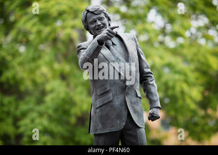 Ipswich, Großbritannien. 18 Aug, 2018. Statue des ehemaligen Ipswich Town und England Manager, Sir Bobby Robson CBE mit Blick auf den Portman Road Ipswich Town gegen Aston Villa, Sky Bet Meisterschaft, Portman Road, Ipswich - 18 August 2018 Credit: Richard Calver/Alamy leben Nachrichten Stockfoto