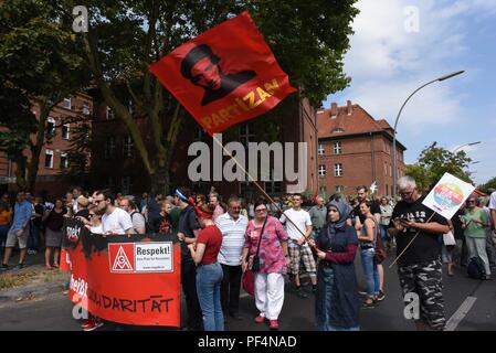 Berlin, Deutschland. 18 Aug, 2018. Zähler - Proteste in Berlin als Neonazis Mark zum 31. Todestag von Hitlers ehemaligen Stellvertreter Rudolf Hess. Credit: Sean Smuda/ZUMA Draht/ZUMAPRESS.com/Alamy leben Nachrichten Stockfoto