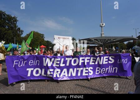 Berlin, Deutschland. 18 Aug, 2018. Zähler - Proteste in Berlin als Neonazis Mark zum 31. Todestag von Hitlers ehemaligen Stellvertreter Rudolf Hess. Credit: Sean Smuda/ZUMA Draht/ZUMAPRESS.com/Alamy leben Nachrichten Stockfoto