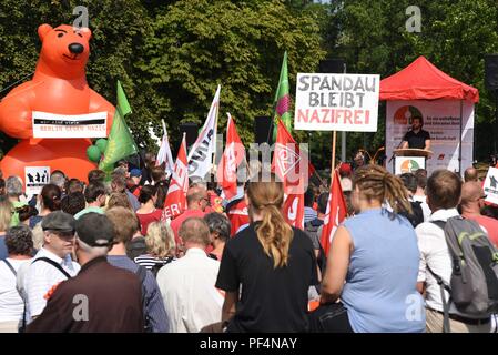Berlin, Deutschland. 18 Aug, 2018. Zähler - Proteste in Berlin als Neonazis Mark zum 31. Todestag von Hitlers ehemaligen Stellvertreter Rudolf Hess. Credit: Sean Smuda/ZUMA Draht/ZUMAPRESS.com/Alamy leben Nachrichten Stockfoto