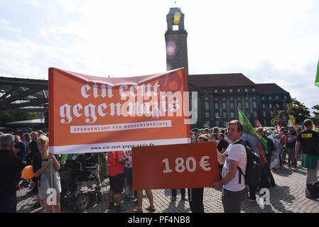 Berlin, Deutschland. 18 Aug, 2018. Zähler - Proteste in Berlin als Neonazis Mark zum 31. Todestag von Hitlers ehemaligen Stellvertreter Rudolf Hess. Credit: Sean Smuda/ZUMA Draht/ZUMAPRESS.com/Alamy leben Nachrichten Stockfoto